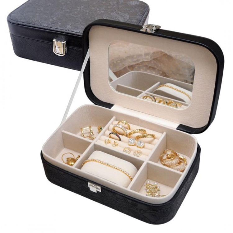 Elegantna črna škatla za nakit s teksturo čipke