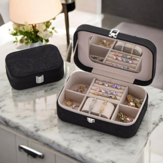 Elegantna črna škatla za nakit s teksturo čipke