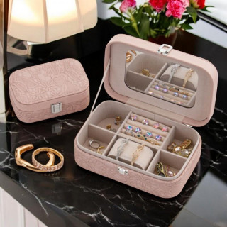 Elegantna roza škatla za nakit s teksturo čipke