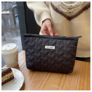 Prešita kozmetična torbica v črni barvi