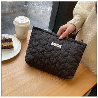 Prešita kozmetična torbica v črni barvi