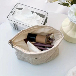 Prešita kozmetična torbica v črni barvi