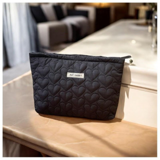 Prešita kozmetična torbica v črni barvi