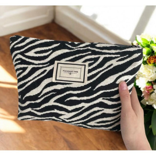 Vzorčasta črno-bela kozmetična torbica