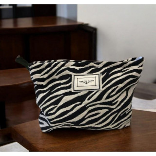 Vzorčasta črno-bela kozmetična torbica