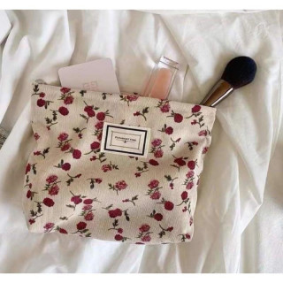 Bež kozmetična torbica z rdečimi rožicami
