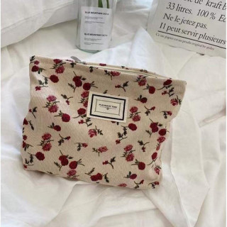 Bež kozmetična torbica z rdečimi rožicami