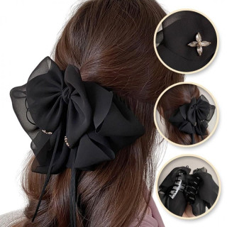 Črn metuljček z okrasnimi kamenčki