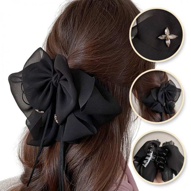 Črn metuljček z okrasnimi kamenčki