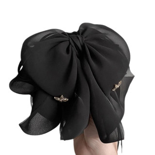 Črn metuljček z okrasnimi kamenčki