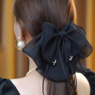 Črn metuljček z okrasnimi kamenčki