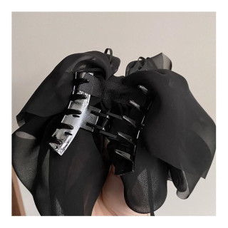 Črn metuljček z okrasnimi kamenčki