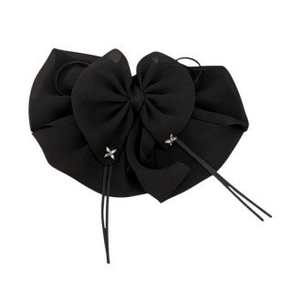 Črn metuljček z okrasnimi kamenčki