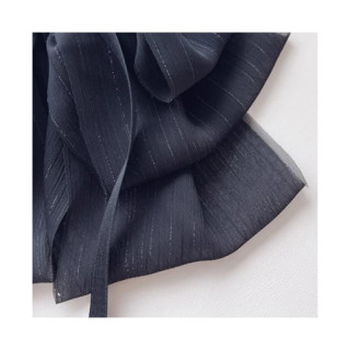 Velik lok za lase na zadnji strani glave