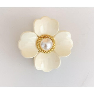 Bela cvetlična zaponka z biserom