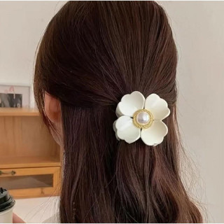 Bela cvetlična zaponka z biserom