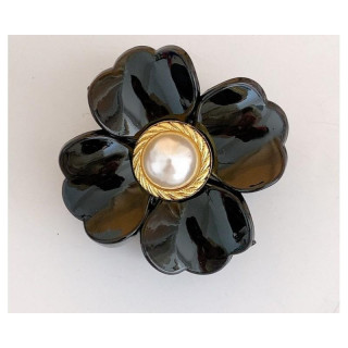 Črna cvetlična zaponka z biserom