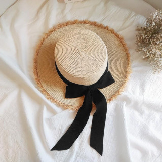 Ženski slamnik s črno pentljo