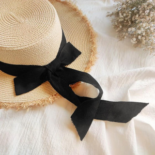 Ženski slamnik s črno pentljo