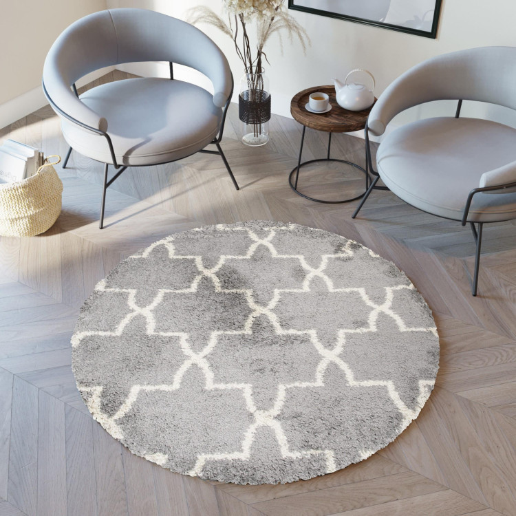 Moderna okrogla preproga v sivi barvi