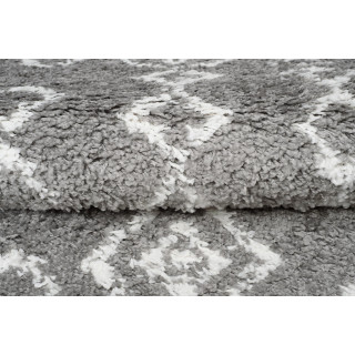 Vzorčasta siva preproga v boemskem slogu