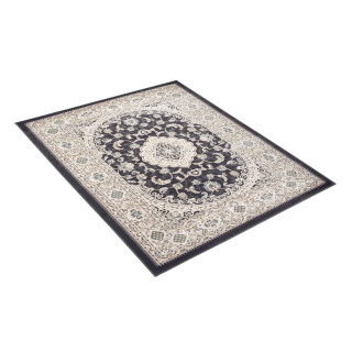 Črna starinska preproga