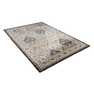 Preproga s črnim vzorcem