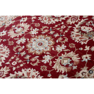 Rdeča preproga z vintage vzorcem