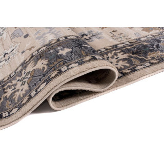 Svetlo bež preproga s tradicionalnim vzorcem