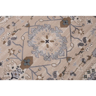 Svetlo bež preproga s tradicionalnim vzorcem