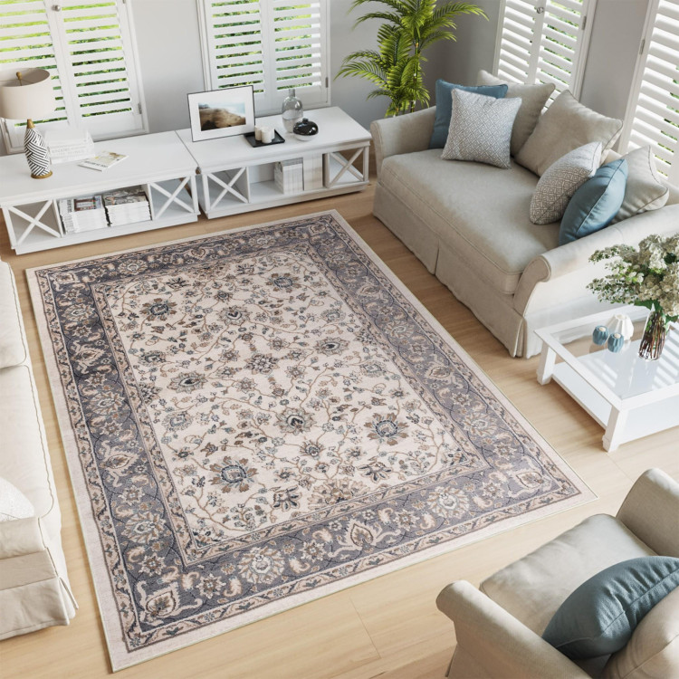 Preproga s tradicionalnim vzorcem v beli barvi