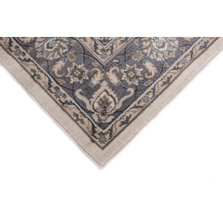 Preproga s tradicionalnim vzorcem v beli barvi