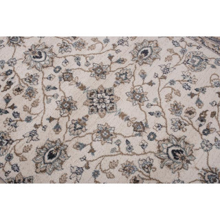 Preproga s tradicionalnim vzorcem v beli barvi