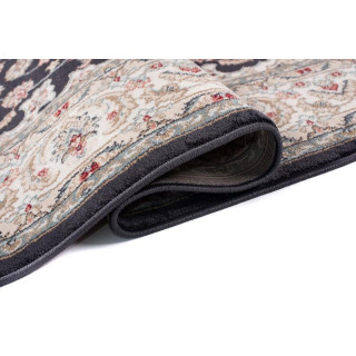 Tradicionalna vzorčasta preproga v črni barvi