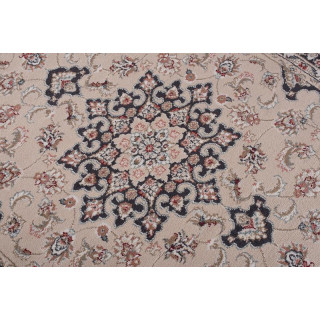 Vzorčasta tradicionalna preproga v svetlo bež barvi