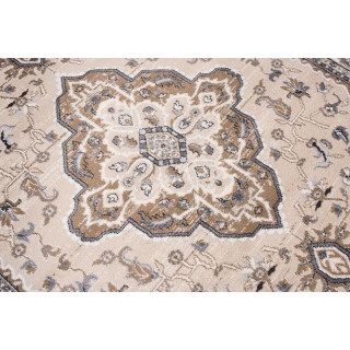 Tradicionalna svetlo bež preproga z vzorcem