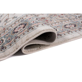 Tradicionalna bela preproga z vzorcem