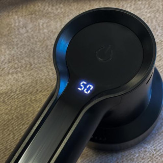 Brezžični odstranjevalec vlaken v črni barvi