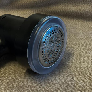 Brezžični odstranjevalec vlaken v črni barvi