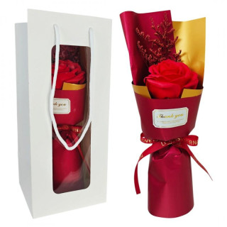 Rdeč šopek dišečih milnih vrtnic v okrasni škatli