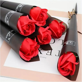 Dišeča rdeča milna vrtnica v črnem papirju z pentljo