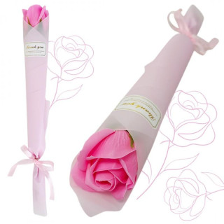 Dišeča roza milna vrtnica v dekorativnem papirju z pentljo