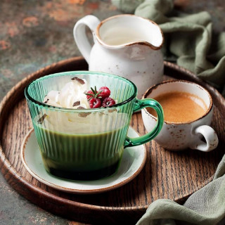 Zelena skodelica z nagubanim ročajem - 380 ml