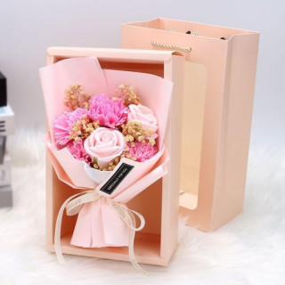 Roza šopek milnih rož v škatli