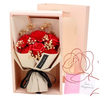 Šopek rdečih milnih rož v škatli