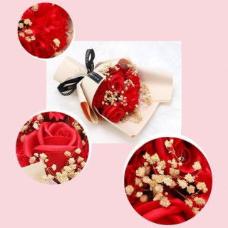 Šopek rdečih milnih rož v škatli