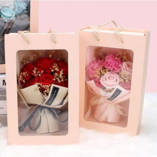 Šopek rdečih milnih rož v škatli