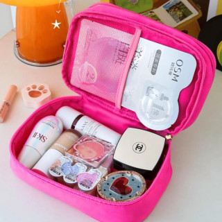 Prešita roza kozmetična torbica z ročajem