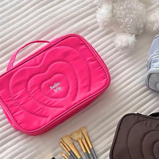 Prešita roza kozmetična torbica z ročajem