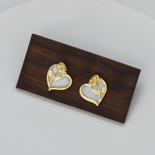 Pozlačeni uhani v obliki srca z vrtnicami